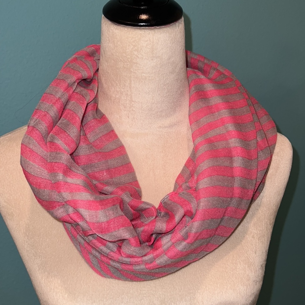 ♦️3/$15♦️Pink & Gray Lightweight Infinity Scarf